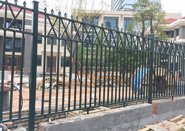 恒大小区用铁艺围墙护栏安装完成